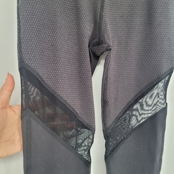 BEYOND yoga high waisted Grey Black Textured Mesh Panel Leggings small - Picture 8 of 8